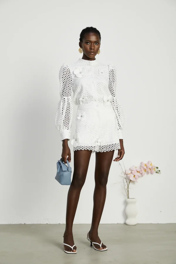 Calla – Matching set of blouse and shorts with cut-outs and artificial flowers