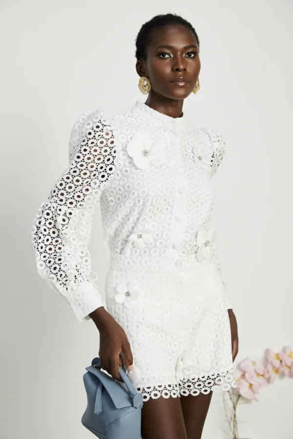 Calla – Matching set of blouse and shorts with cut-outs and artificial flowers