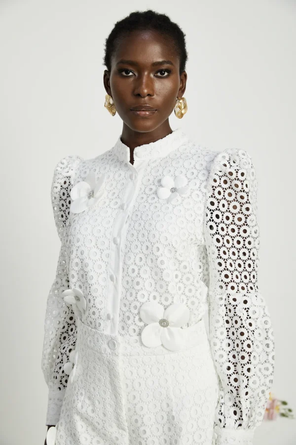 Calla – Matching set of blouse and shorts with cut-outs and artificial flowers