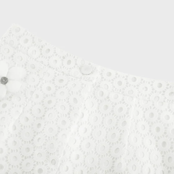 Calla – Matching set of blouse and shorts with cut-outs and artificial flowers