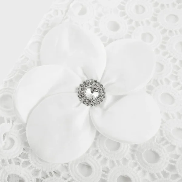 Calla – Matching set of blouse and shorts with cut-outs and artificial flowers