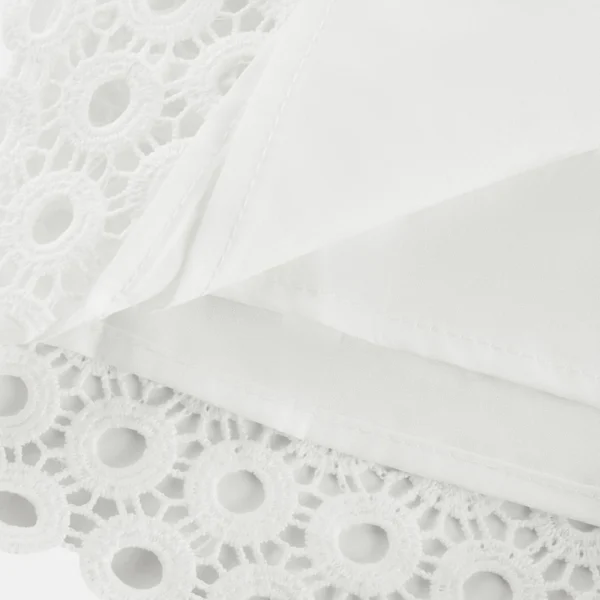 Calla – Matching set of blouse and shorts with cut-outs and artificial flowers