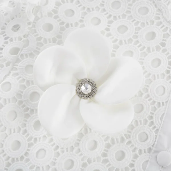 Calla – Matching set of blouse and shorts with cut-outs and artificial flowers