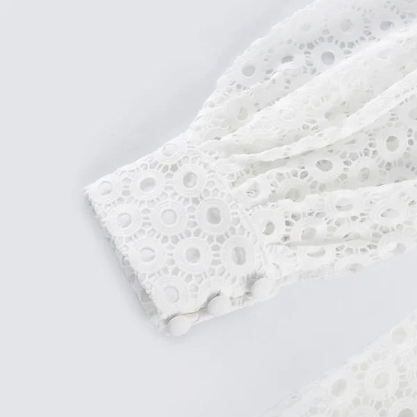 Calla – Matching set of blouse and shorts with cut-outs and artificial flowers